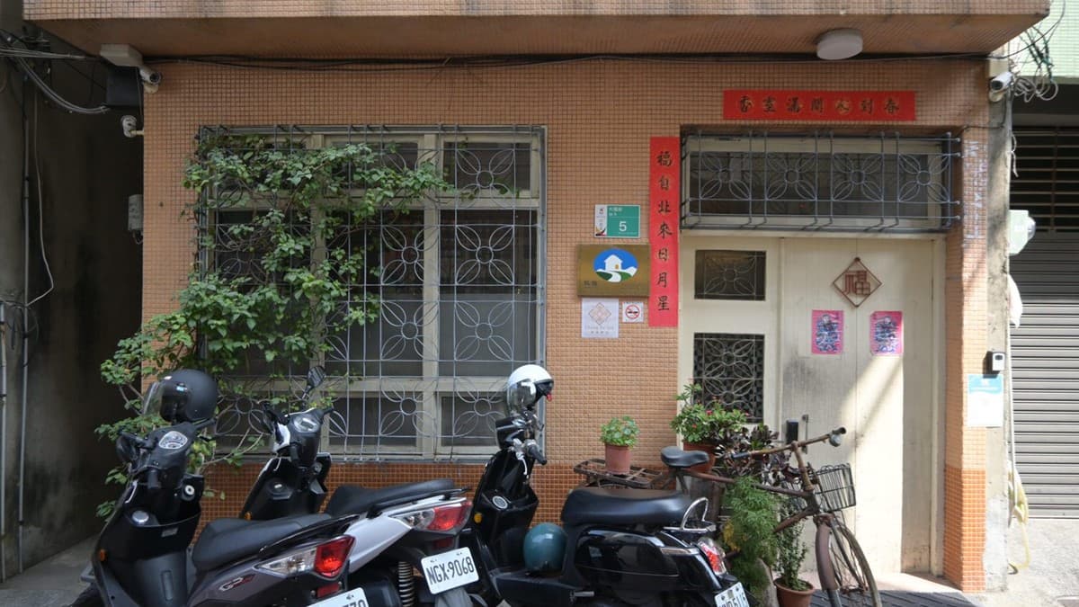 民宿藏身靜巷，保留老屋韻味。（圖片來源：寗好生活）
