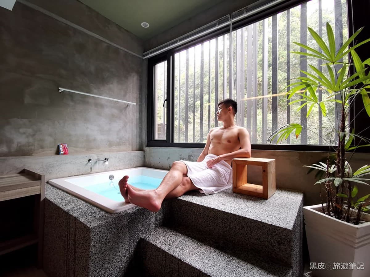 低調到超容易錯過！日月潭「清水模民宿」藏超美浴池，窗景旁泡湯秒飛京都