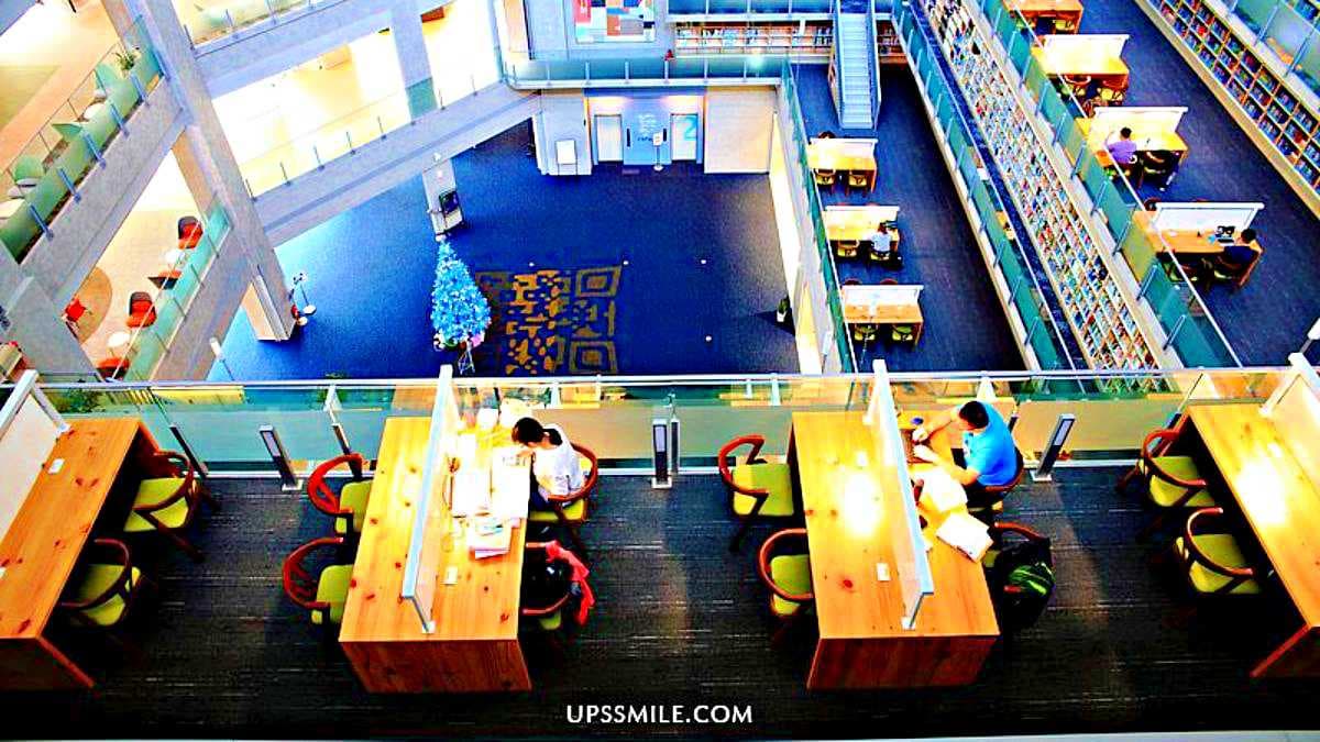 挑高中庭四周設有主題書展區。（圖片來源：upssmile向上的微笑萍子 旅食設影）