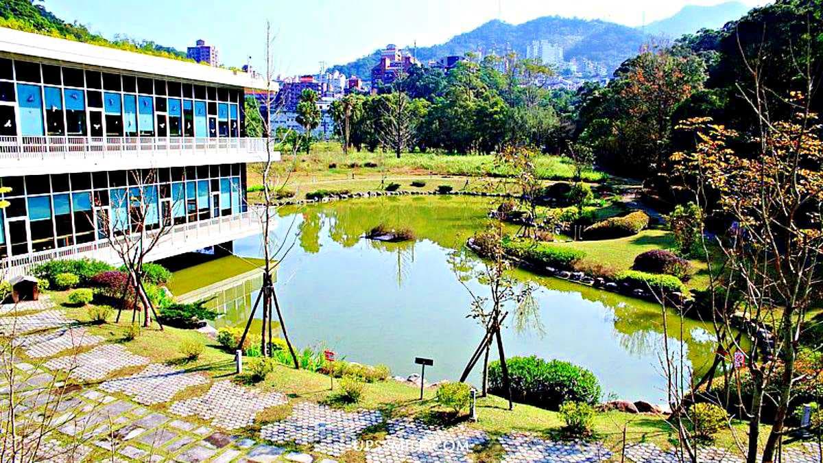 湖畔上有圖書館與湖濱悅讀小屋的倒影美景。（圖片來源：upssmile向上的微笑萍子 旅食設影）