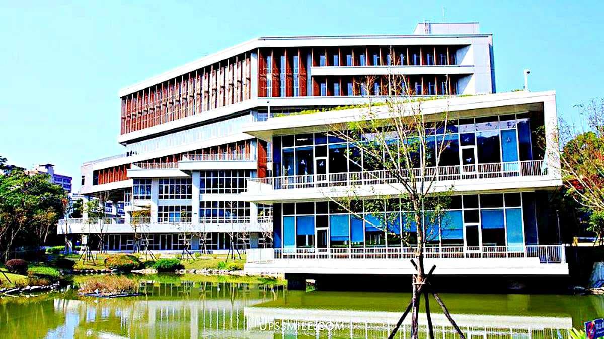 政治大學達賢圖書館外觀是清水模設計。（圖片來源：upssmile向上的微笑萍子 旅食設影）