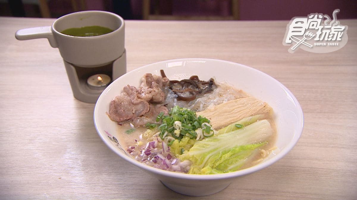 「特濃背脂豚骨炭燒牛五花拉麵＋濃醇抹茶泥」很清爽，可以吃得到濃濃茶香。