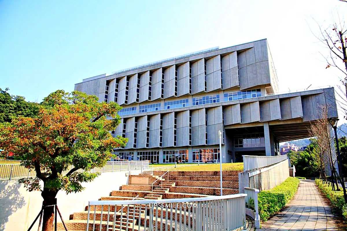 「台版星空圖書館」在這！７層樓ㄇ字形書牆超壯觀，搶拍清水模建築湖面倒影