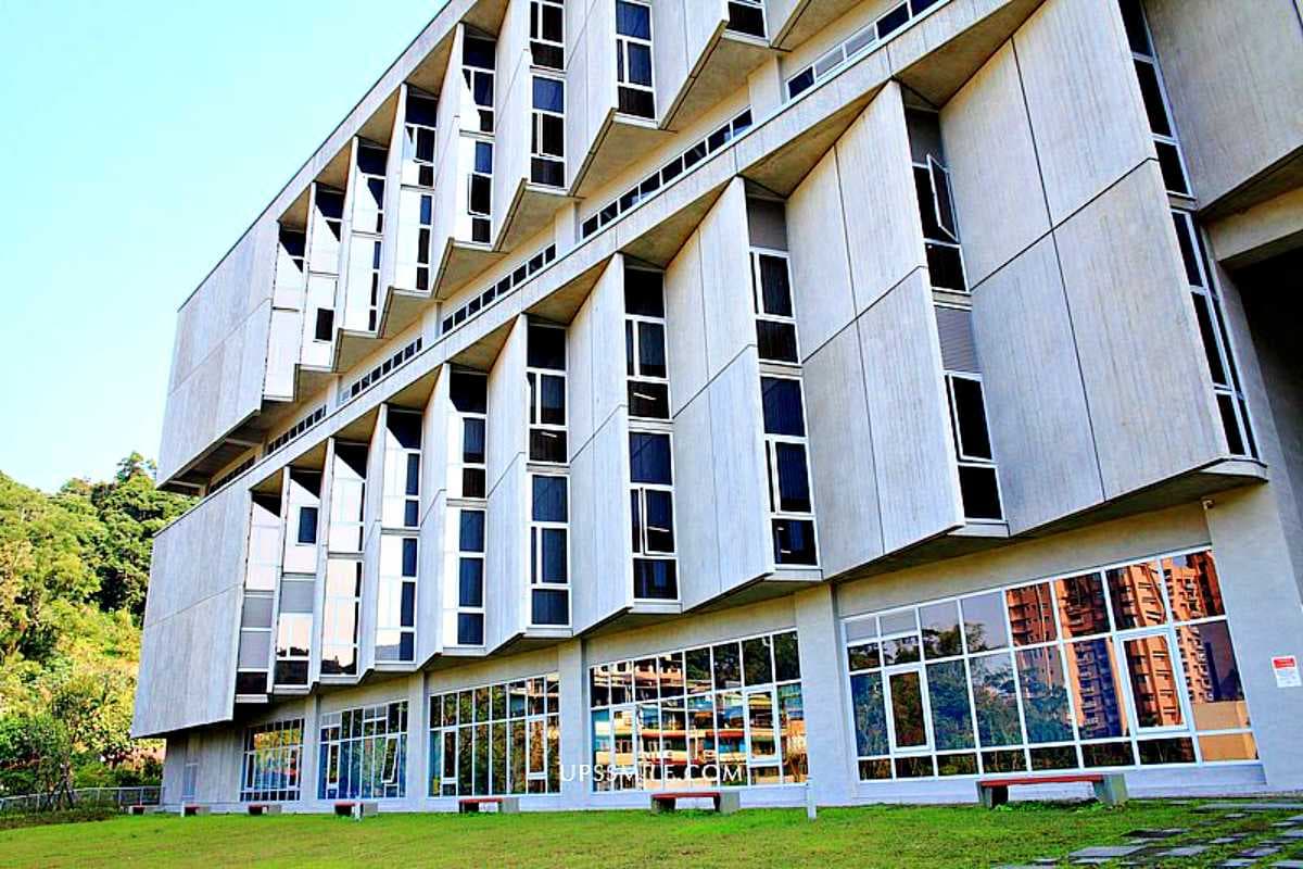 「台版星空圖書館」在這！７層樓ㄇ字形書牆超壯觀，搶拍清水模建築湖面倒影