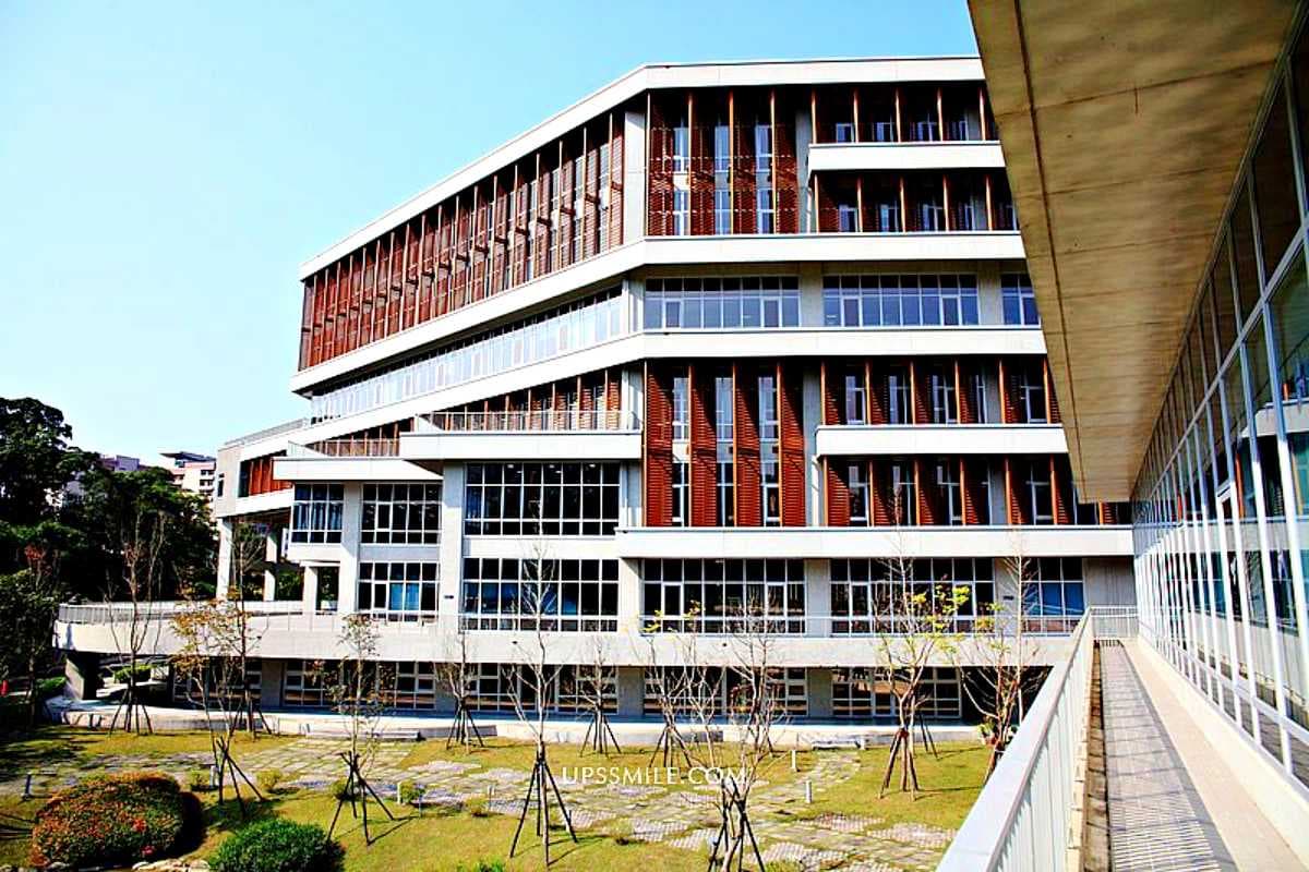 「台版星空圖書館」在這！７層樓ㄇ字形書牆超壯觀，搶拍清水模建築湖面倒影