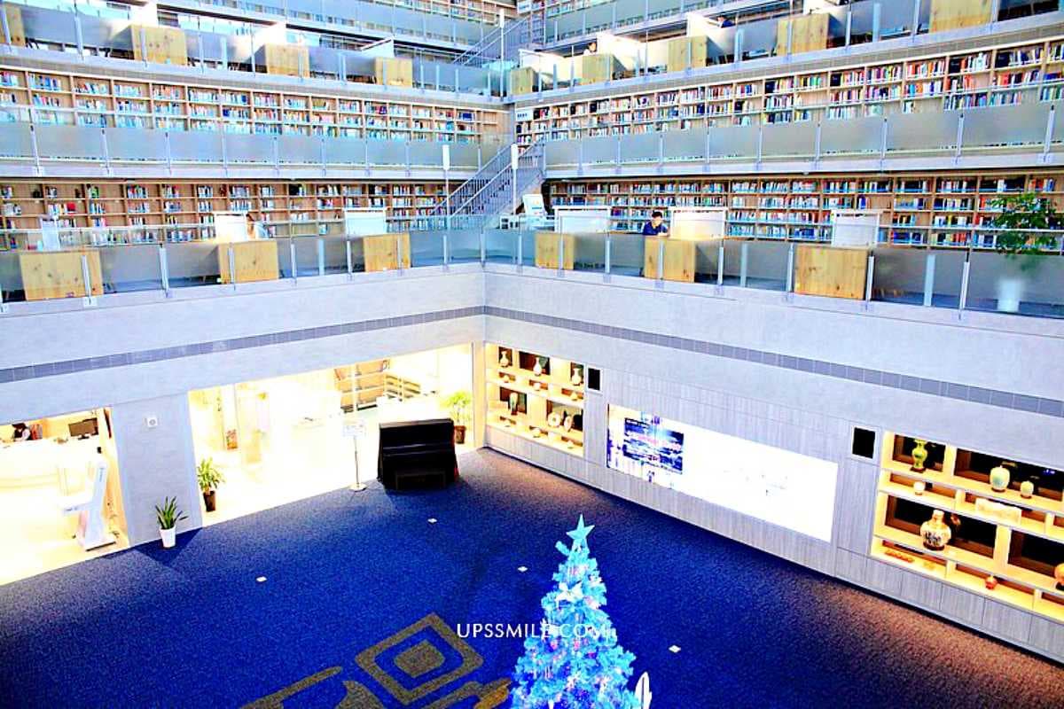 「台版星空圖書館」在這！７層樓ㄇ字形書牆超壯觀，搶拍清水模建築湖面倒影