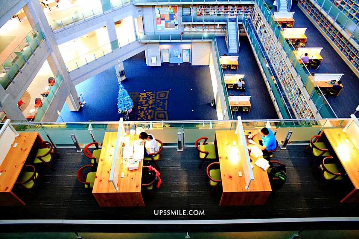 「台版星空圖書館」在這！７層樓ㄇ字形書牆超壯觀，搶拍清水模建築湖面倒影