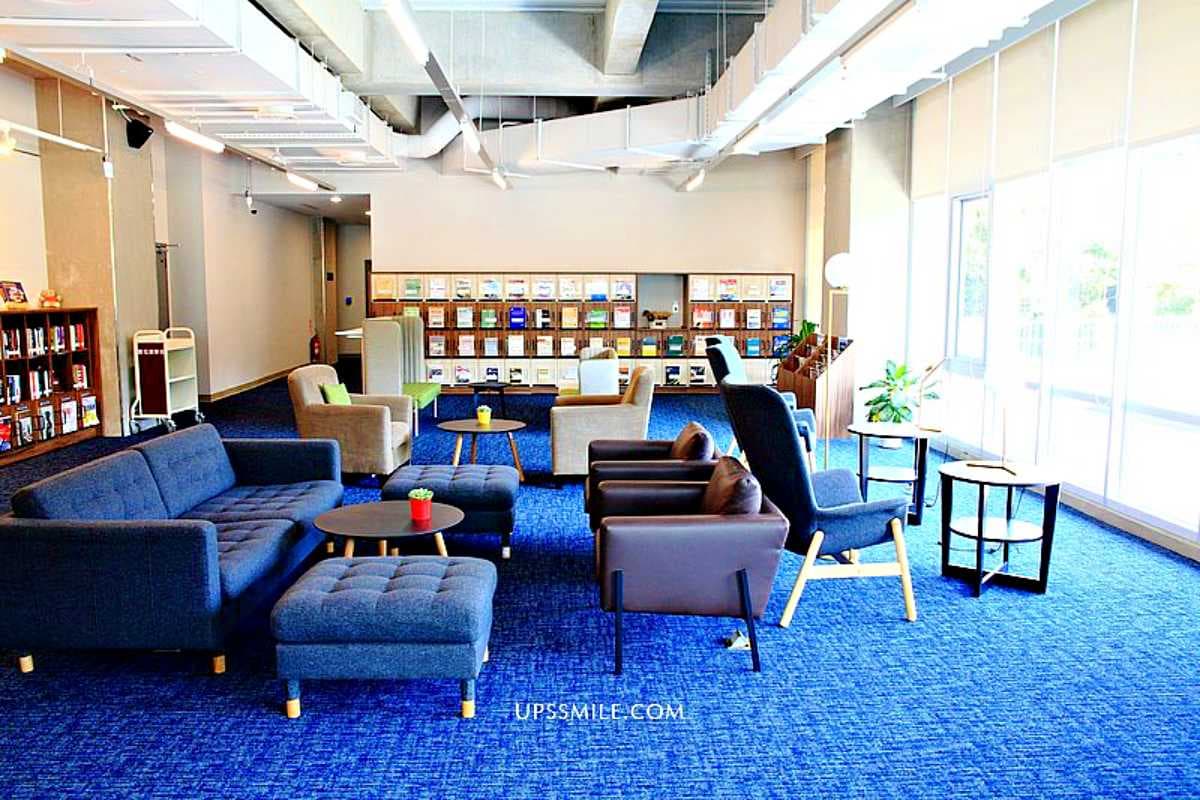 「台版星空圖書館」在這！７層樓ㄇ字形書牆超壯觀，搶拍清水模建築湖面倒影