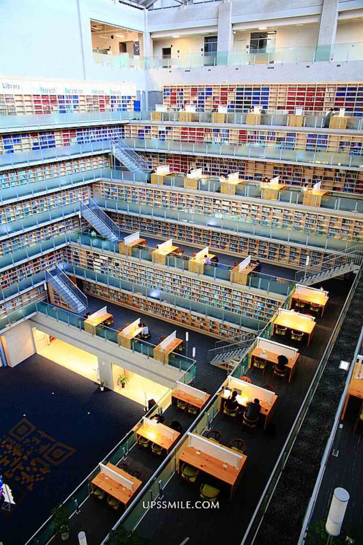 「台版星空圖書館」在這！７層樓ㄇ字形書牆超壯觀，搶拍清水模建築湖面倒影