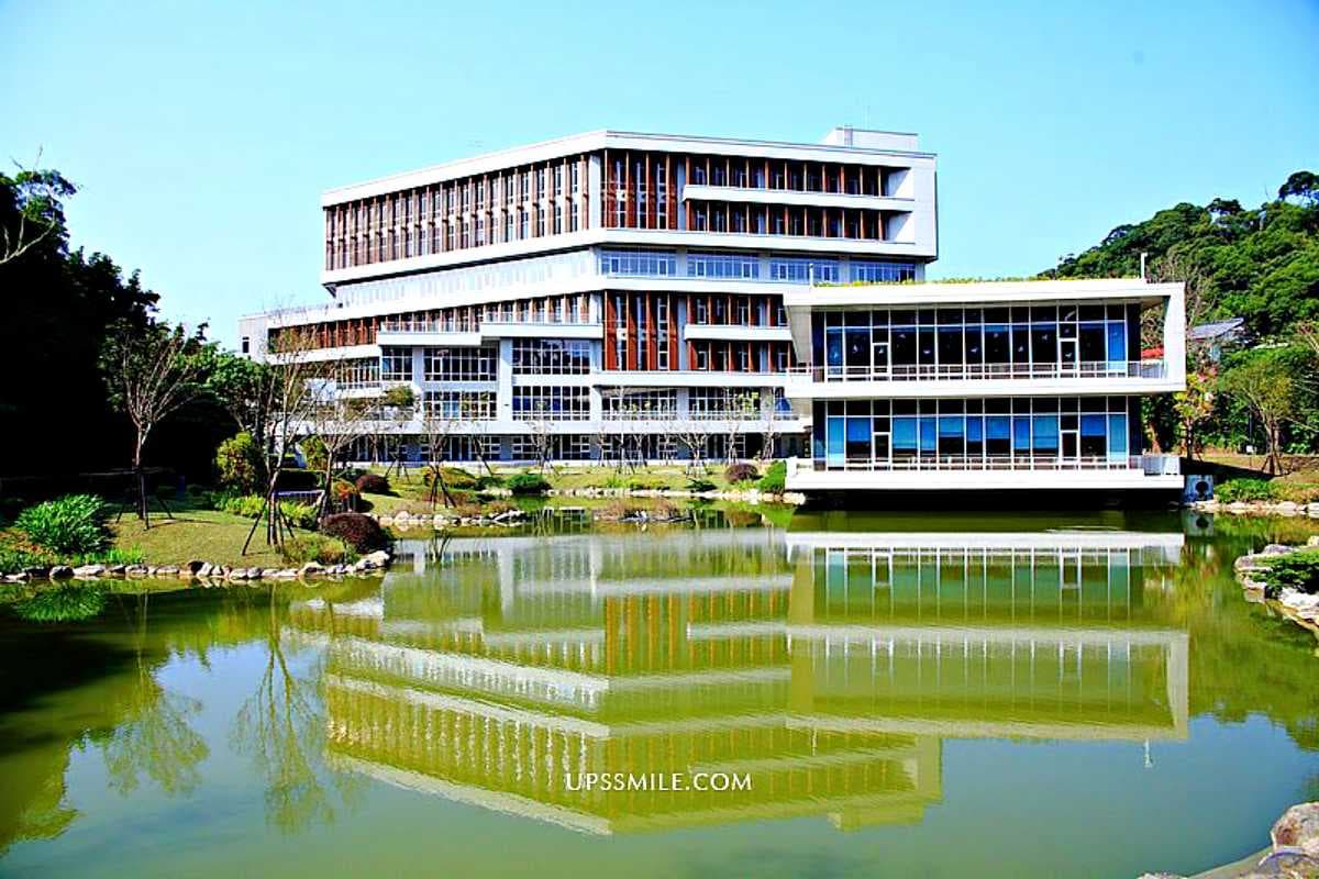 「台版星空圖書館」在這！７層樓ㄇ字形書牆超壯觀，搶拍清水模建築湖面倒影