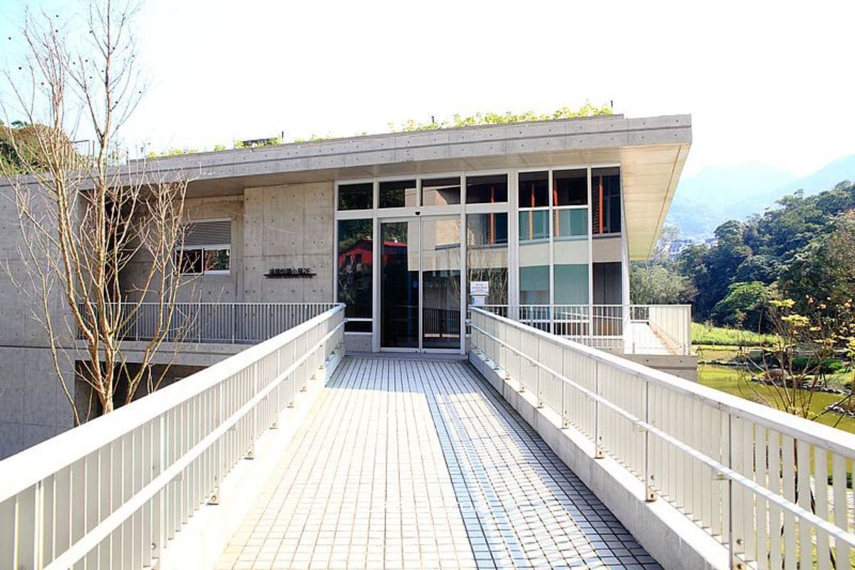 「台版星空圖書館」在這！７層樓ㄇ字形書牆超壯觀，搶拍清水模建築湖面倒影