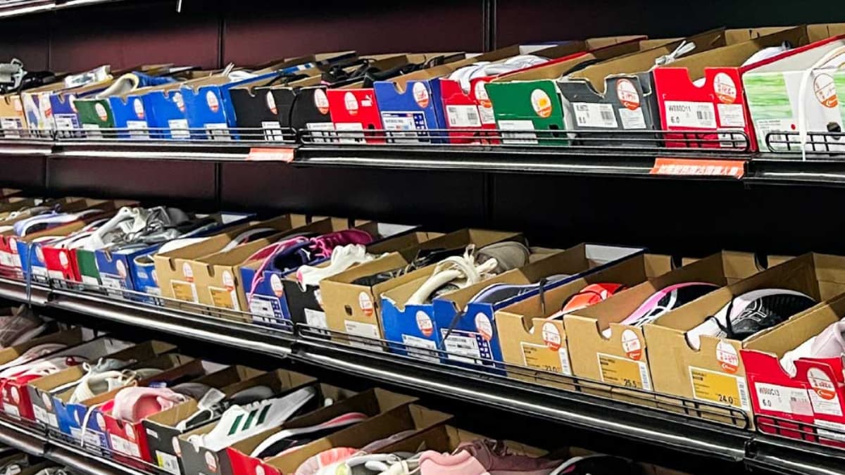 日曜天地OUTLET不定期舉辦NG名牌包、零碼鞋、電器特賣等商品優惠。（圖片來源：日曜天地）