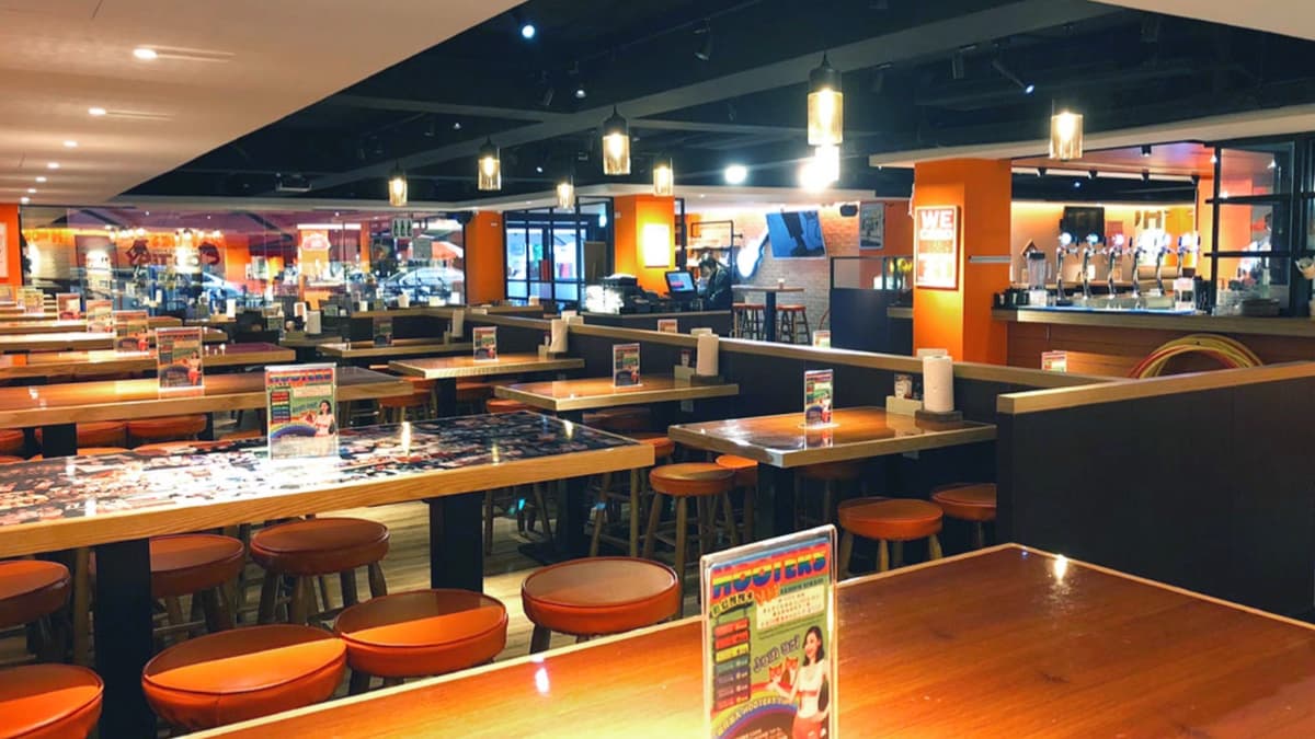 Hooters全台３家分店裝潢皆呈現美國佛羅里達海灘休閒風。（圖片來源：Hooters）
