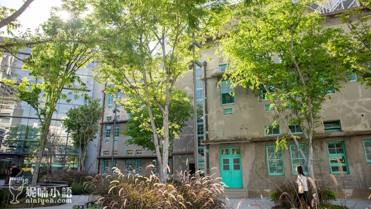 隱身在嘉義市立美術館內的「昭和J11咖啡館」。（圖片來源：妮喃小語）