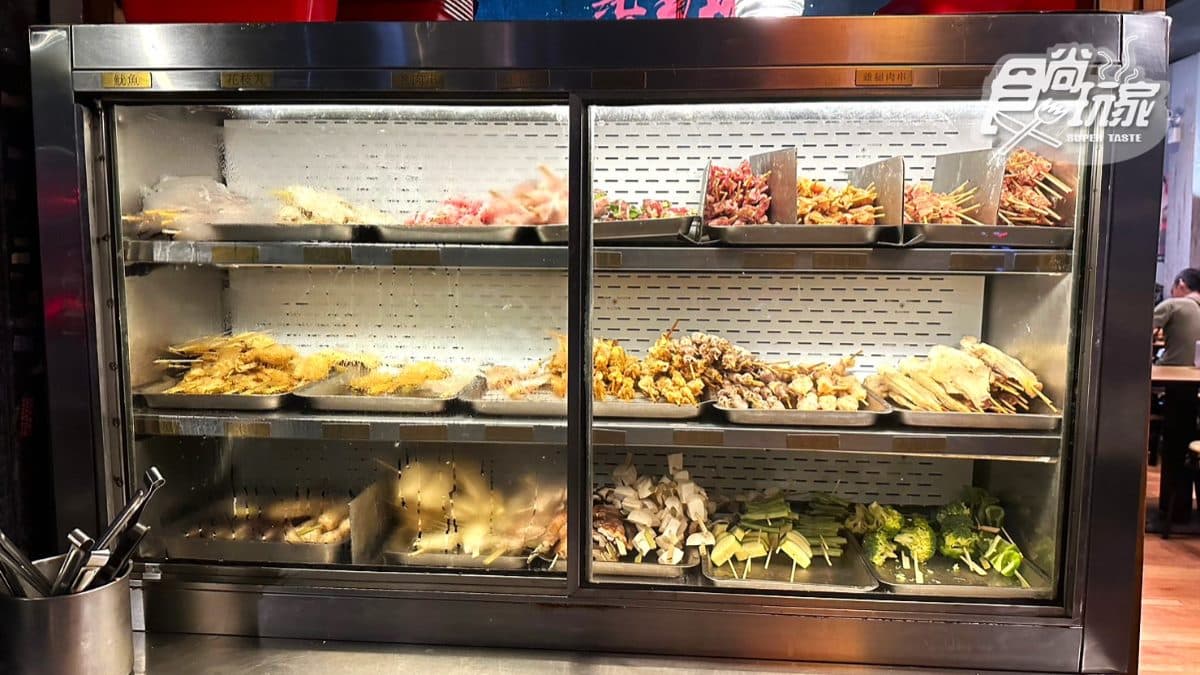 食材放在透明冰櫃裡讓客人一目了然，想吃什麼自己夾取。