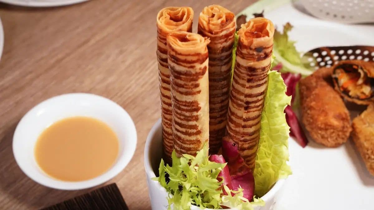 推薦菜色「陳醋香椿脆三絲」以春捲皮包入脆口蔬菜，外皮超脆，裡頭蔬菜多汁。（圖片來源：美食好芃友）