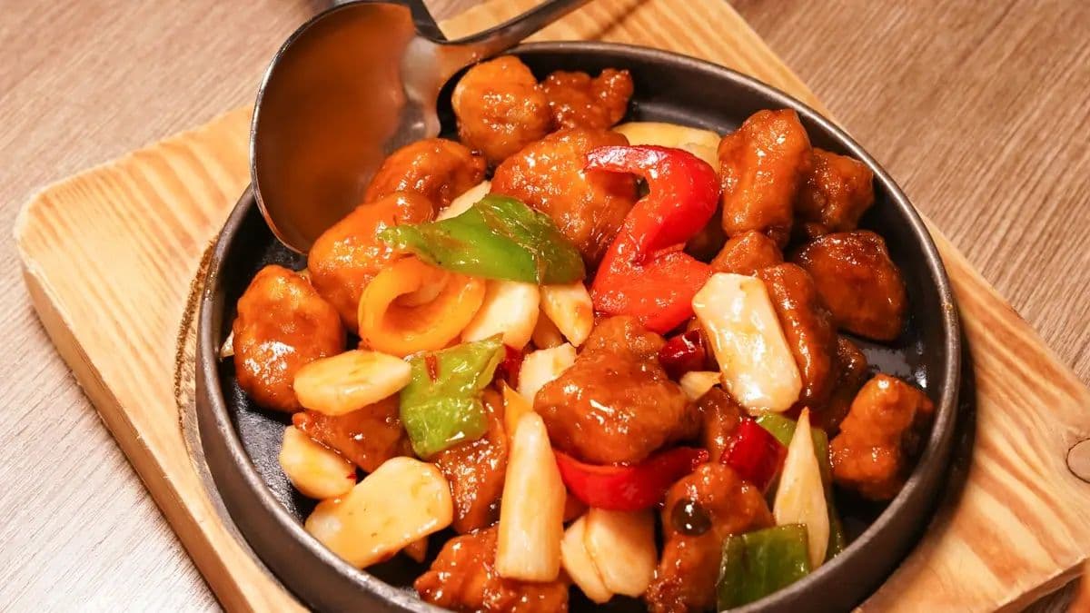 「川椒宮保猴菇」猴頭菇吃起來很Ｑ，炸過後均勻裹上醬汁，非常好吃。（圖片來源：美食好芃友）