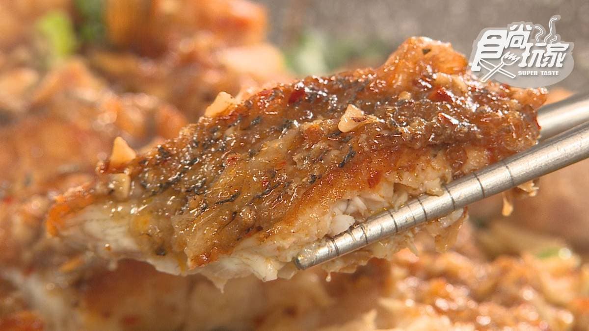 魚肉伴隨著蒜香，很唰嘴。