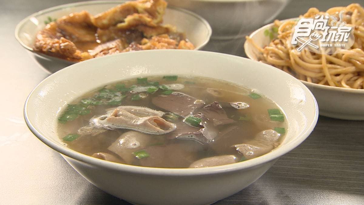 「豬血＋腸湯」料給得很多，也有加肉燥、酸菜在湯裡。
