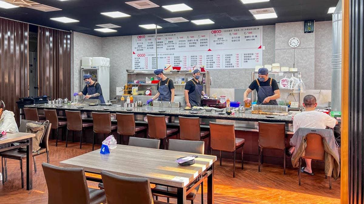 店內主要提供４人座、２人座，還有一些吧檯座位，可以看著師傅料理。（圖片來源：口袋吃吃五十咩）