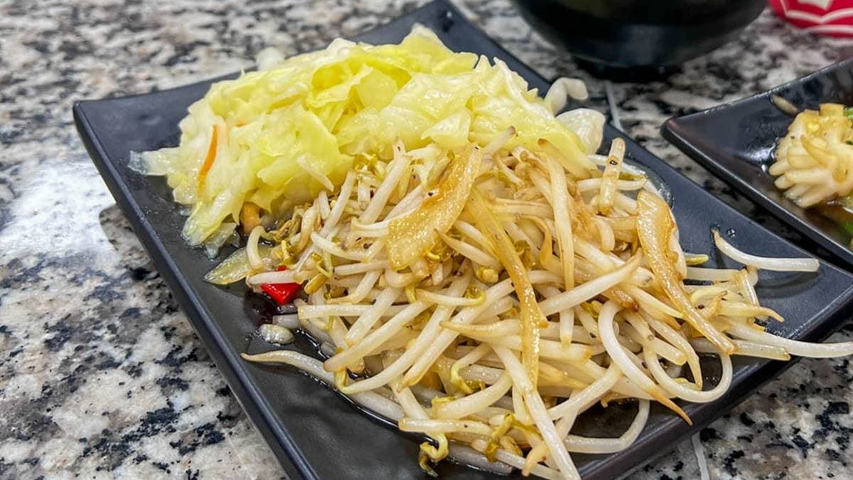 套餐均附高麗菜、豆芽菜，口感爽脆、炒得很香，還可以免費續盤１次。（圖片來源：口袋吃吃五十咩）