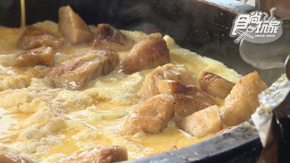 「煎肉粽」煎得超酥，吃得到蛋香，醬汁也帶有蒜味。