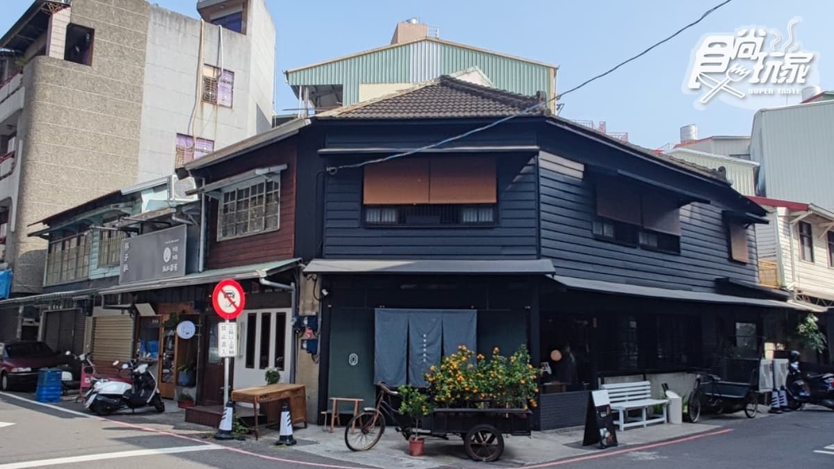 「新華美西裝社」保留西裝元素下，化身昭和風情的餐飲空間。