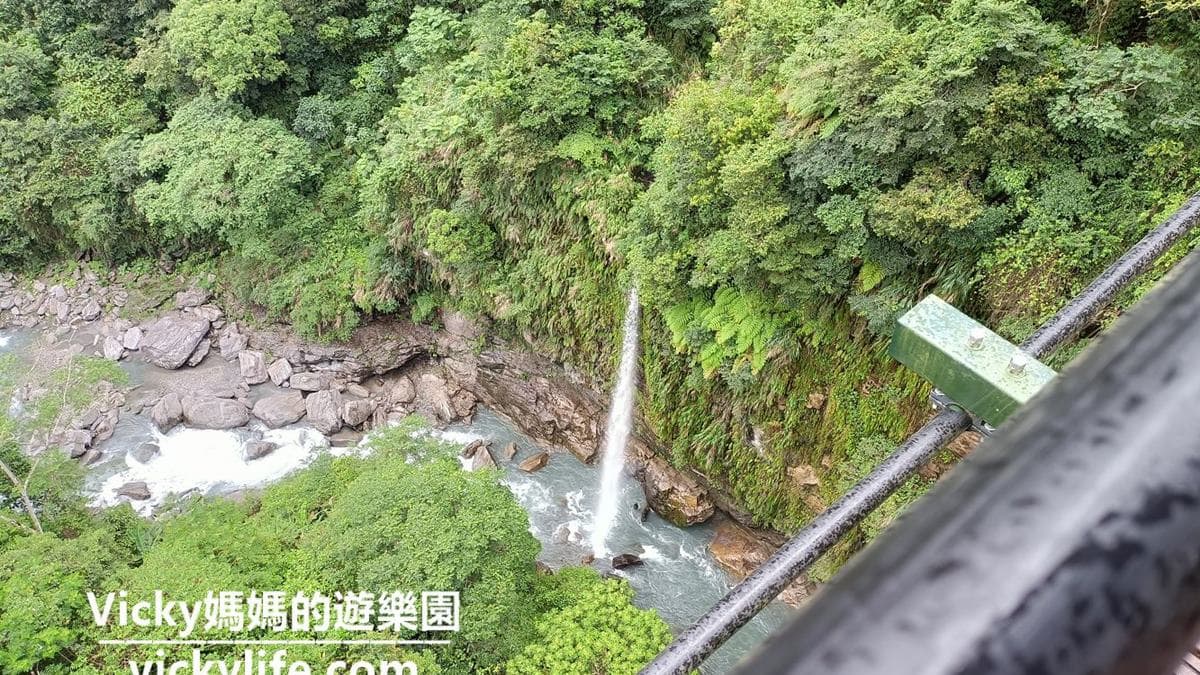 如絲絹般的龍吟瀑布從高處傾瀉而下，相當好看。（圖片來源：Vicky媽媽的遊樂園）
