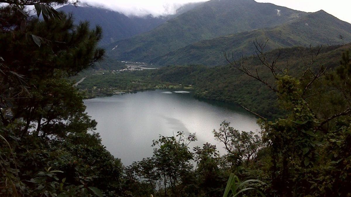 登山步道全長1500公尺，一路可俯看鯉魚潭風景。（圖片來源：林業署花蓮分署）