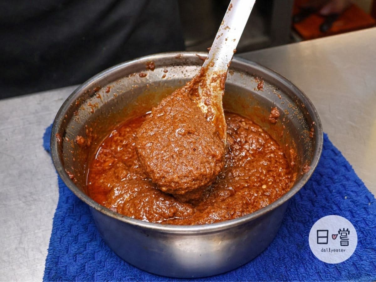 中壢人激推「夜市炒羊肉」!獨門祕方「花生豆瓣醬」鹹香唰嘴,必加半熟炸蛋 中壢人激推「夜市炒羊肉」!獨門祕方「花生豆瓣醬」鹹香唰嘴,必加半熟炸蛋