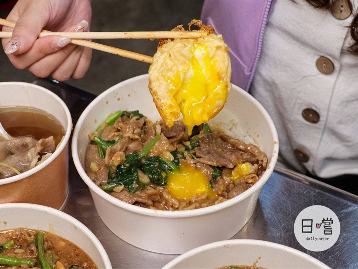 中壢人激推「夜市炒羊肉」!獨門祕方「花生豆瓣醬」鹹香唰嘴,必加半熟炸蛋 中壢人激推「夜市炒羊肉」!獨門祕方「花生豆瓣醬」鹹香唰嘴,必加半熟炸蛋