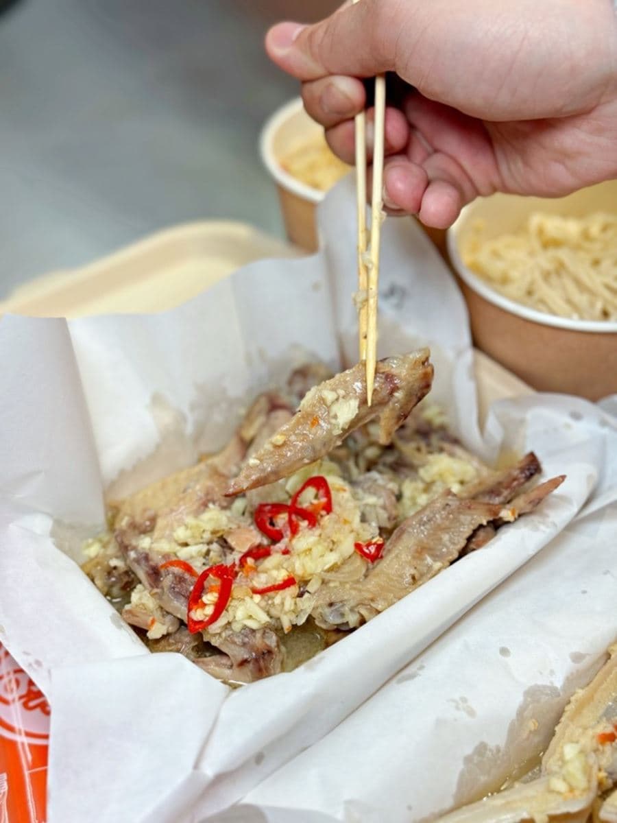 隔著螢幕都有味道！道地「港式爆蒜雞」夜市吃得到，香脆唰嘴滿滿蒜粒配軟骨