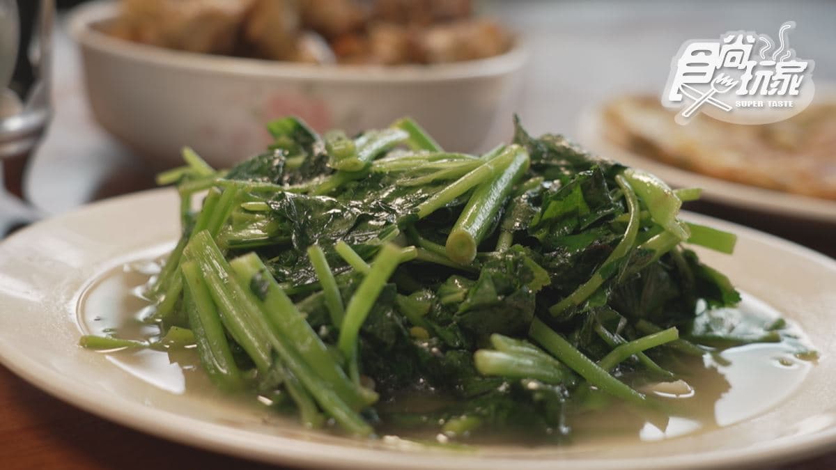 「炒山芹菜」很脆，咬起來特別香。