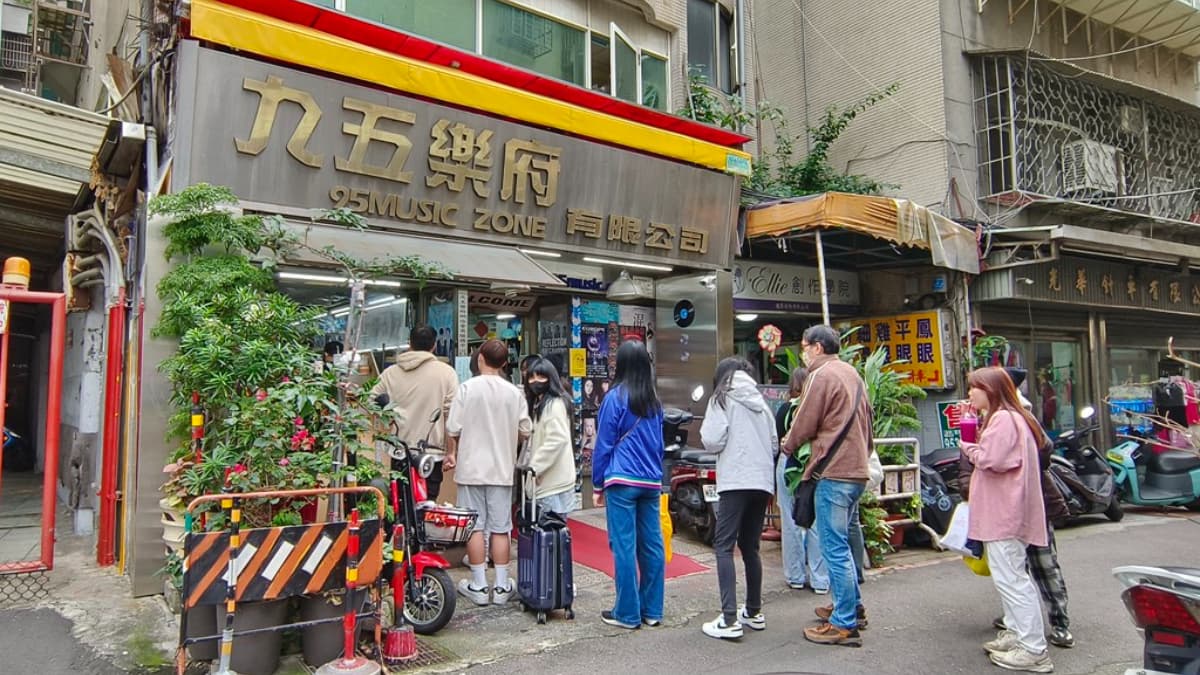 「九五樂府」最早只是唱片行，後來老闆在門口兼賣飲料。（圖片來源：PEKOのSimple Life）