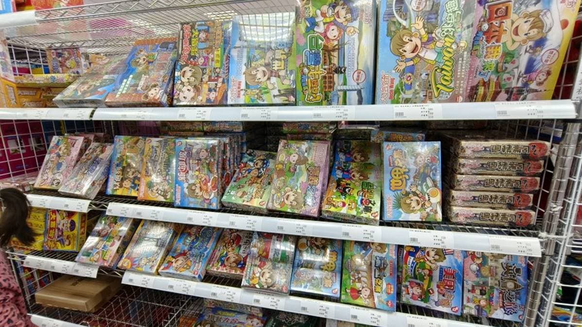 店內還有販售各式各樣的卡牌、桌遊玩具。（圖片來源：大口老師的走跳學堂!）