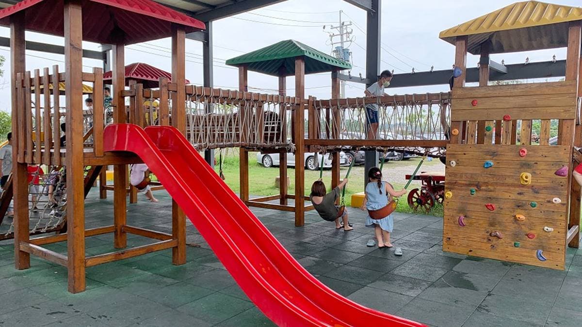 一定要玩這座溜滑梯遊戲區，鑽籠、鞦韆、獨木橋和溜滑梯通通有。（圖片來源：可大王愛旅行）