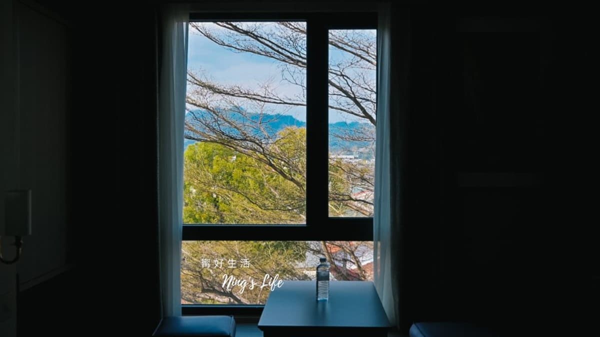 從窗戶望出去，山城景色靜謐美好。（圖片來源：寗好生活）