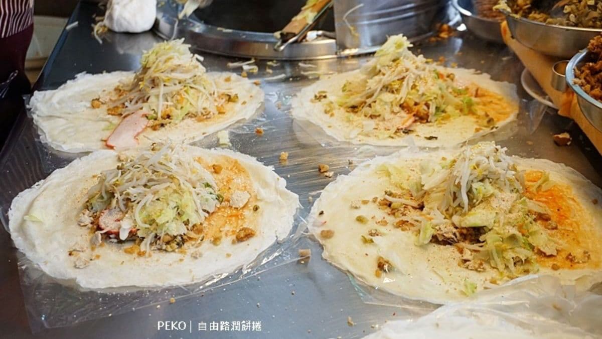 潤餅放料前會刷上甜辣醬很特別，餡料多、口味也多。（圖片來源：PEKO の Simple Life）