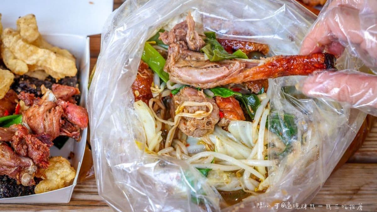 「炒鴨架」加了金針菇、豆芽菜和高麗菜，醬香、蔥香夠味，滋味鹹甜不膩。（圖片來源：陳小可的吃喝玩樂）