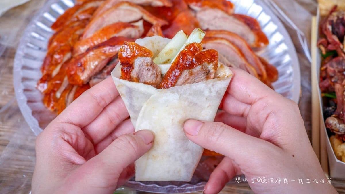 鴨肉厚實、餅皮Ｑ嫩，搭配大蔥辛香提味，整體非常有層次。（圖片來源：陳小可的吃喝玩樂）