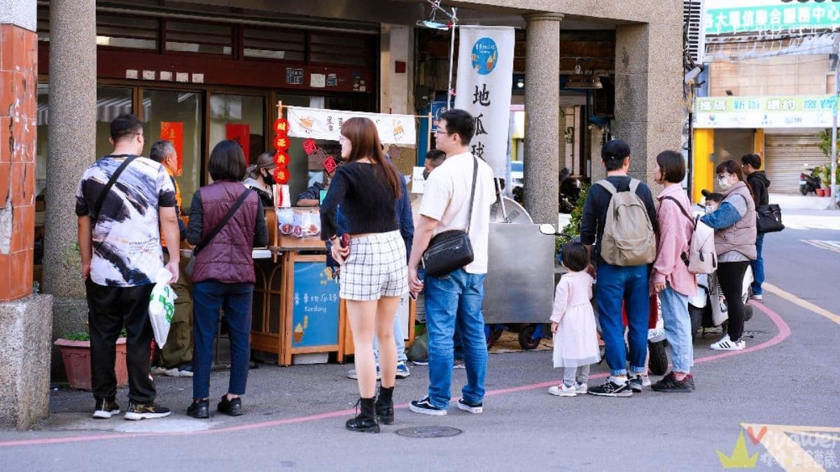 「番東地瓜球」每日隨機在新竹、苗栗、台中等地擺攤，不論到哪都是大排長龍！（圖片來源：瑋瑋美食萬歲）