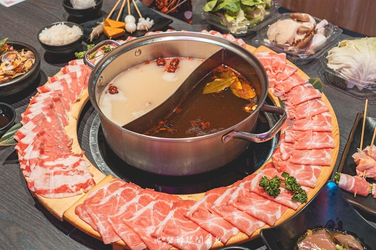 10元串串嗑到爽！台中超值「鴛鴦火鍋」320元開吃，烏龍麵、白飯無限供應