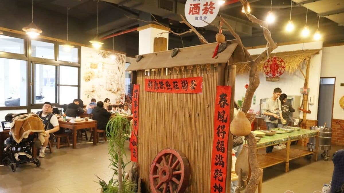 用餐環境有矮凳、矮桌、紅磚牆面以及懷舊擺飾，相當有復古氛圍。（圖片來源：熱血玩台南。跳躍新世界）