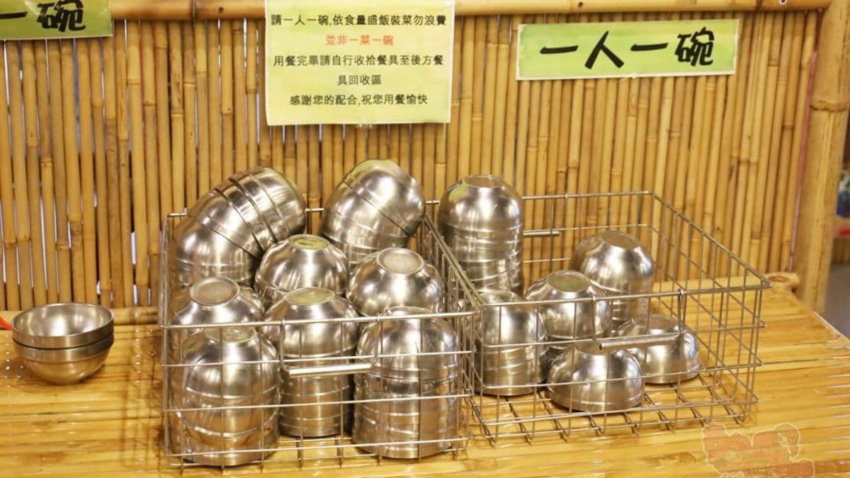 用餐規則採１人１碗公，一旁有白飯及湯品可自行取用。（圖片來源：熱血玩台南。跳躍新世界）