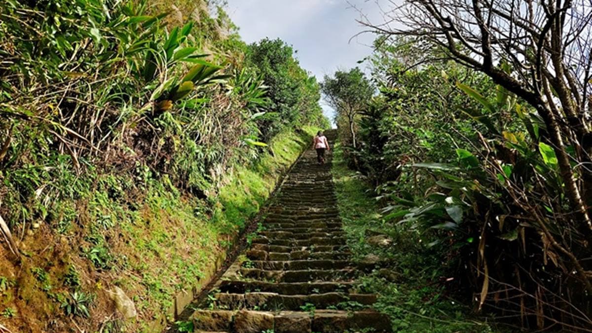 步道不長，但坡度非常陡，沿途都是大石塊堆積成的石階梯。（圖片來源：貪吃猴的幻想）