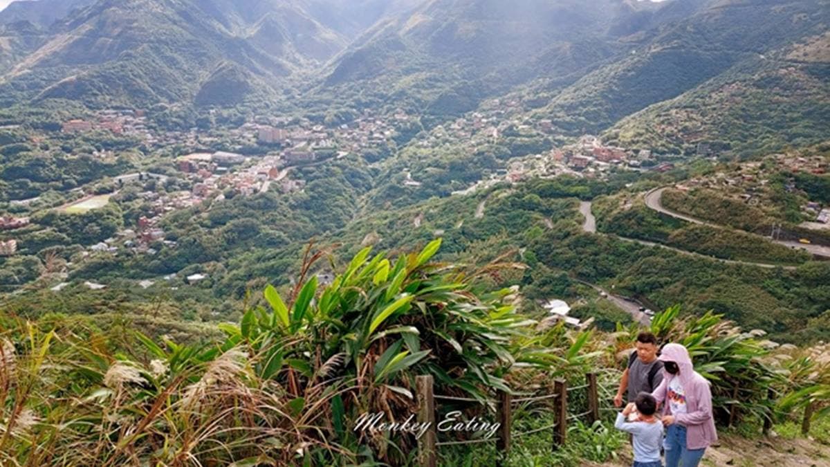 九份山城美景一覽無遺，步道難度不高，適合親子健行。（圖片來源：貪吃猴的幻想）
