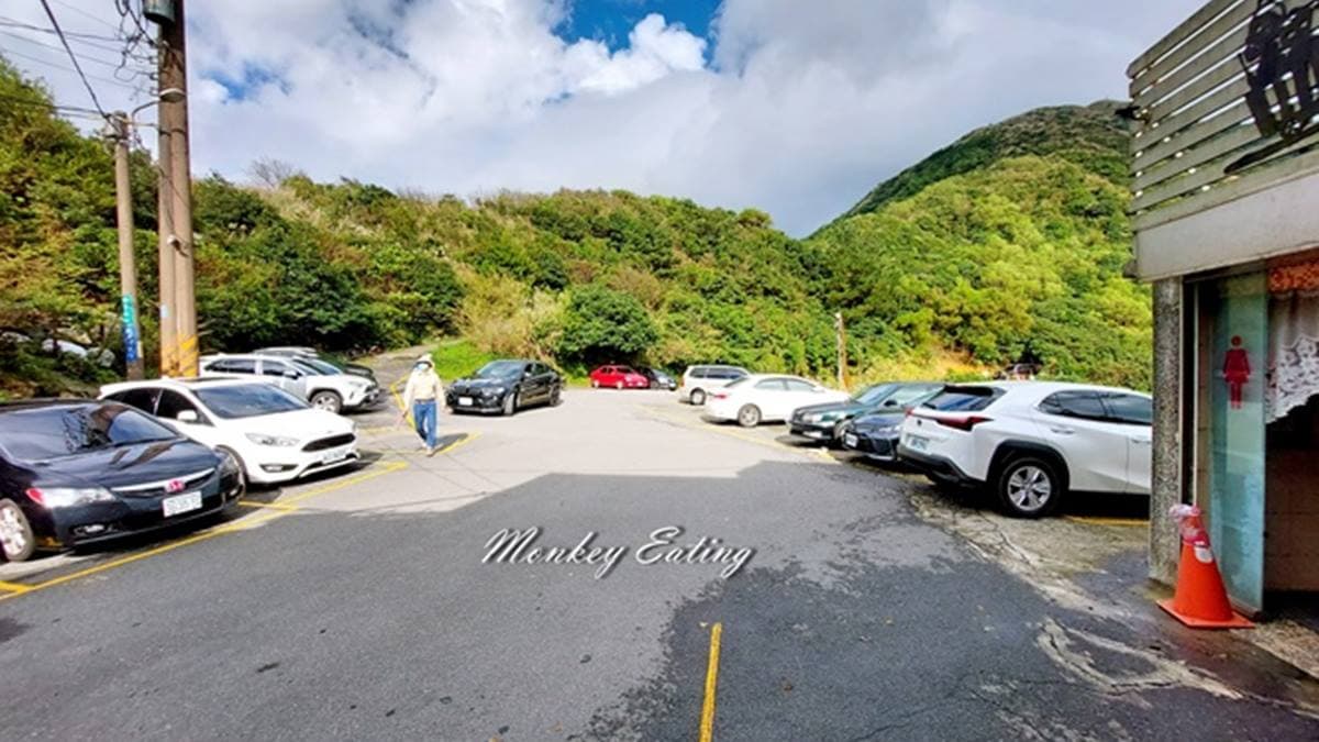 基隆山步道位在九份老街上頭，山下有收費停車場。（圖片來源：貪吃猴的幻想）