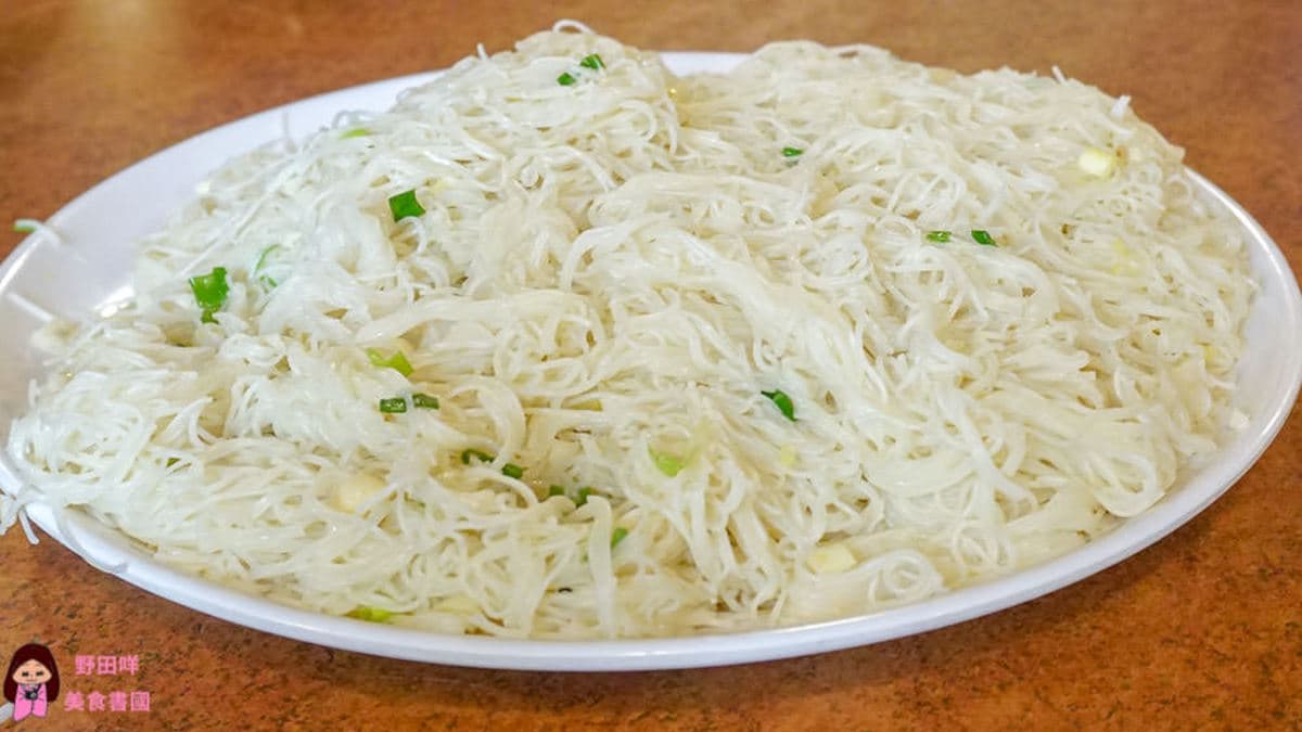 「羊油麵線」非常Q彈，加上充滿辛香味的蔥花，品嘗起來很有飽足感。（圖片來源：野田咩的美食書國）