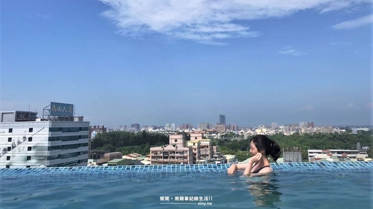 頂樓的無邊際游泳池拍起來很像是在國外度假。（圖片來源：妮妮˙ˇ˙用類單記錄生活!!）