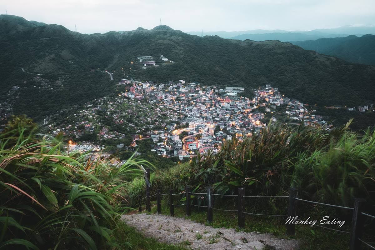 30分鐘輕鬆攻頂！新北小百岳登頂賞無敵海景、基隆嶼，晚上美拍九份山城夜景